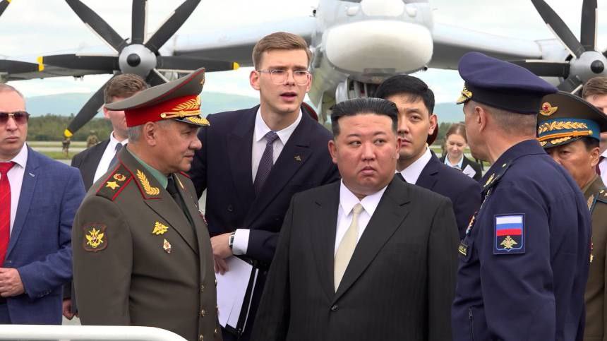 金正恩 16 日在俄國防部長紹伊古陪同下，抵達海參崴（Vladivostok）參觀包括「匕首」極音速飛彈等在內的戰略武器。 圖：俄官媒「塔斯社」