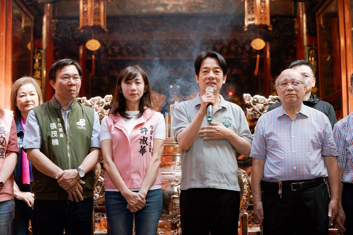 民進黨總統候選人賴清德與立委候選人許淑華前往松山慈祐宮參拜 圖：賴清德競辦提供