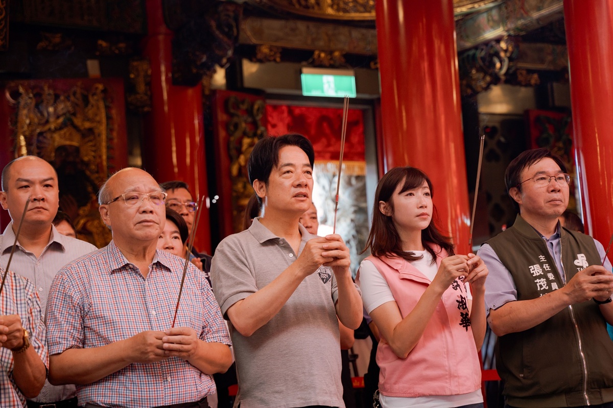民進黨總統候選人賴清德與立委候選人許淑華前往松山慈祐宮參拜 圖：賴清德競辦提供