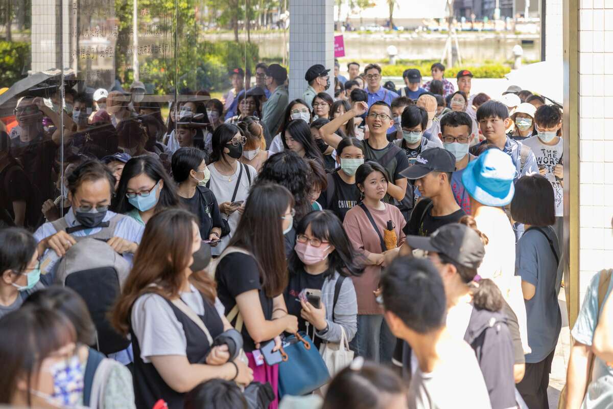 高雄電影節套票首賣會湧入大量影迷爭相排隊。 圖：高雄市文化局提供