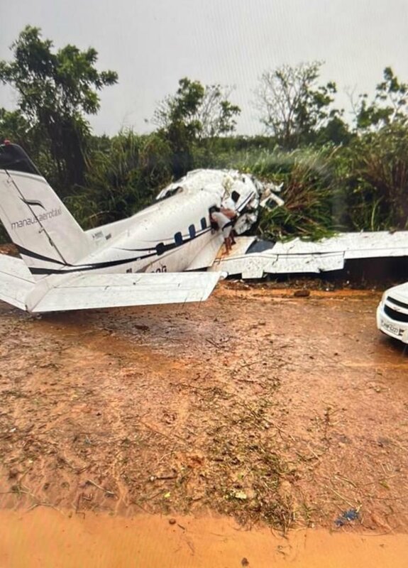 事發時當地因大雨空中能見度差，該載有遊客的飛機降落於巴塞羅斯（Barcelos）卻意外衝出跑道墜毀。 圖：擷取自「X」@JefersonCoronel
