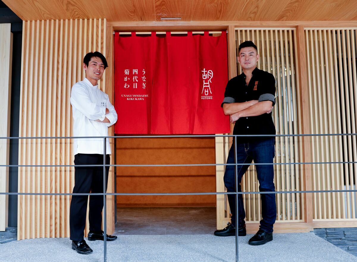 日本社長菊川雄平（左）、橘焱胡同餐飲集團董事長吳念忠。 業者/提供