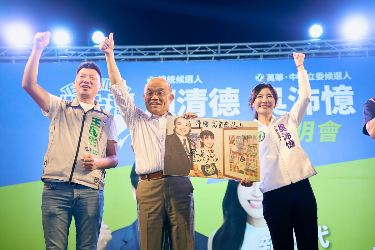 民進黨台北市立委參選人吳沛憶（右）17日晚間舉行「和平保台、溫暖好政」施政願景說明會，邀前行政院長蘇貞昌（中）出席力挺。 圖：吳沛憶競選辦公室提供