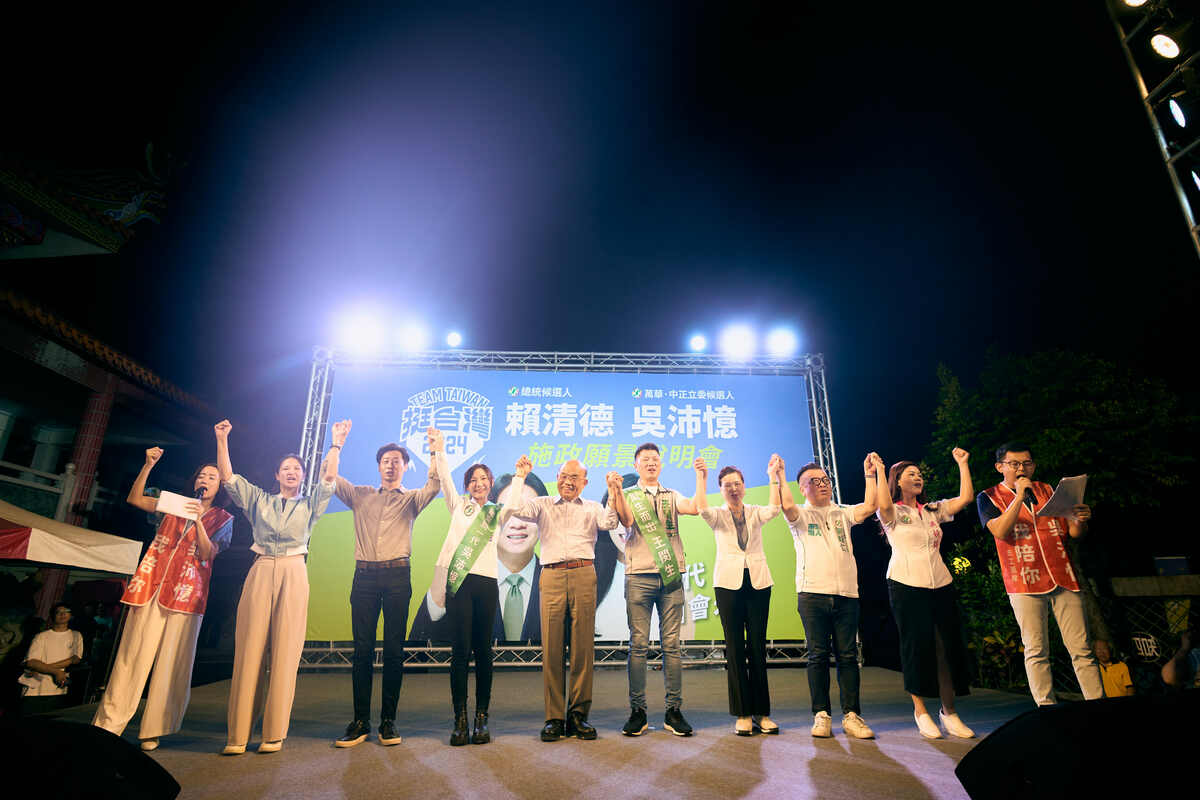 民進黨台北市立委參選人吳沛憶（右）17日晚間舉行「和平保台、溫暖好政」施政願景說明會。 圖：吳沛憶競選辦公室提供
