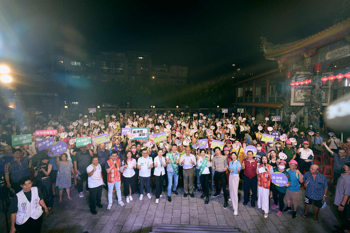 民進黨台北市立委參選人吳沛憶（右）17日晚間舉行「和平保台、溫暖好政」施政願景說明會， 圖：吳沛憶競選辦公室提供
