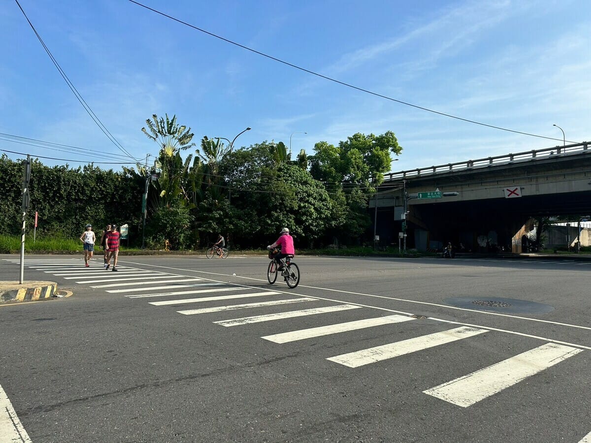 今(18)日台灣各地及澎湖、金門、馬祖為多雲到晴，高溫達36度，需注意防曬。 圖：林岑韋 /攝