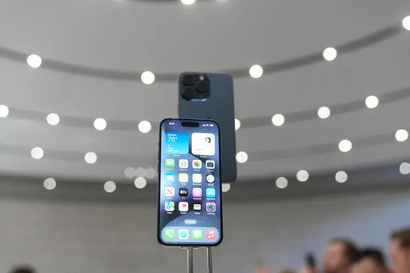 蘋果日前才剛發表iPhone 15系列新機，前幾天預購已經搶翻，第一波貨也將在9月22日開賣。 圖/達志影像/美聯社