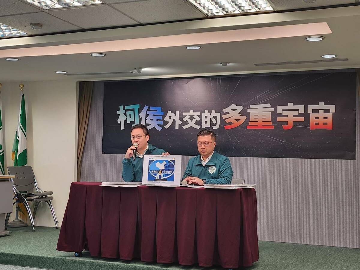 今(18)日民進黨發言人張志豪、國際部主任趙怡翔召開「柯侯外交的多重宇宙」記者會，抨擊侯友宜在國內國外言論不一，儼然形塑外交「多重宇宙」。 圖：金大鈞/攝