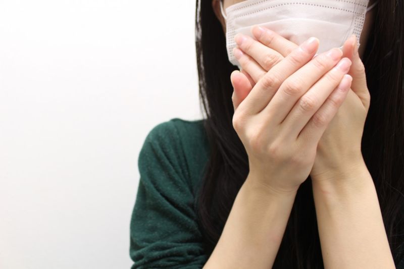 開學季感冒病毒發威，兒童感染科醫師顏俊宇家中2個孩子持續2、3天「酷酷嗽」，讓他也累到快中招，門診更是充滿感冒發燒的病患。 示意圖，非當事人／取自photoAC
