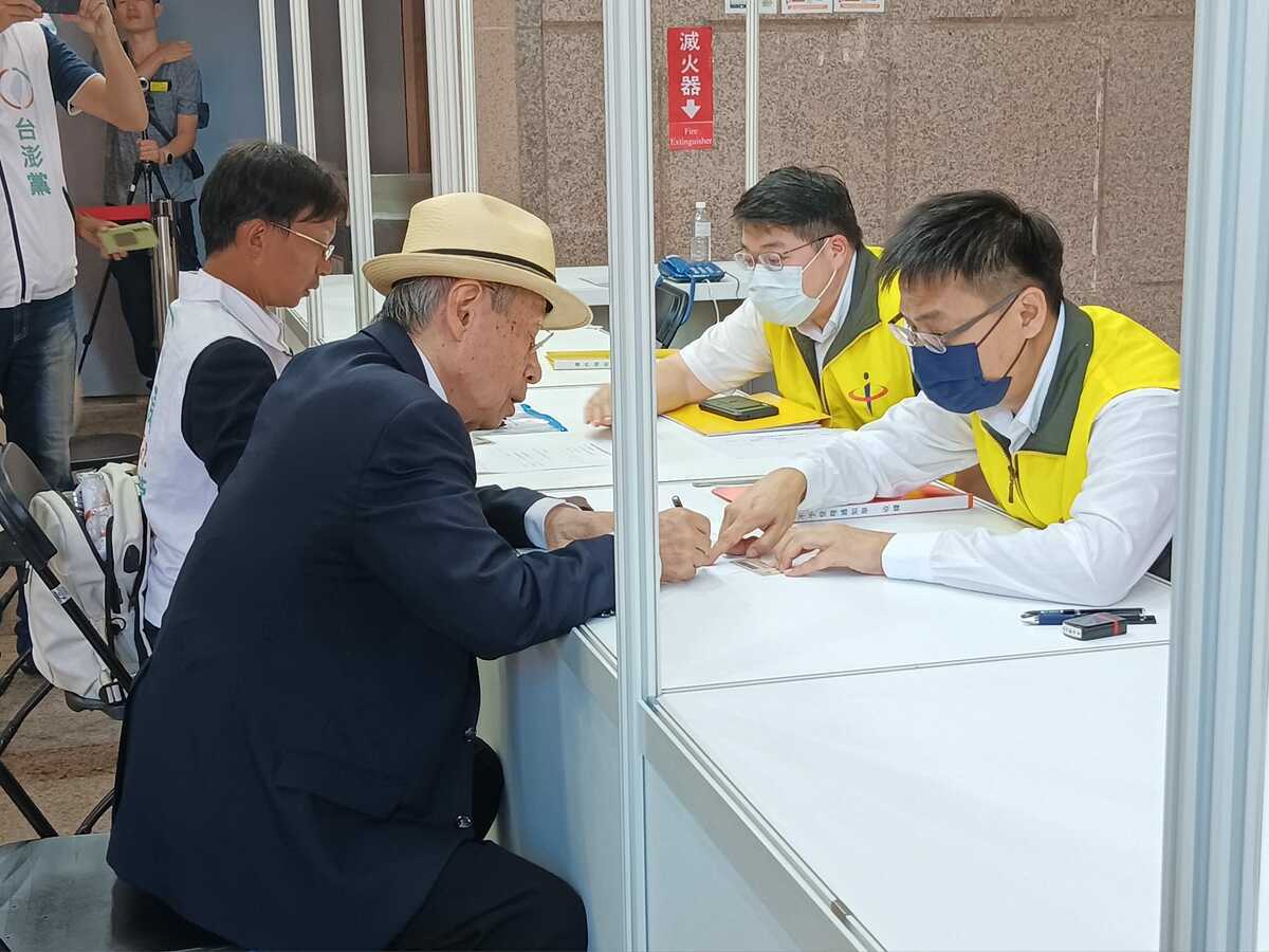 台澎黨主席鄭自才昨（17）日正式登記連署參選，副手為台澎黨法務長黃聖峰。 翻攝自邱錦宏臉書