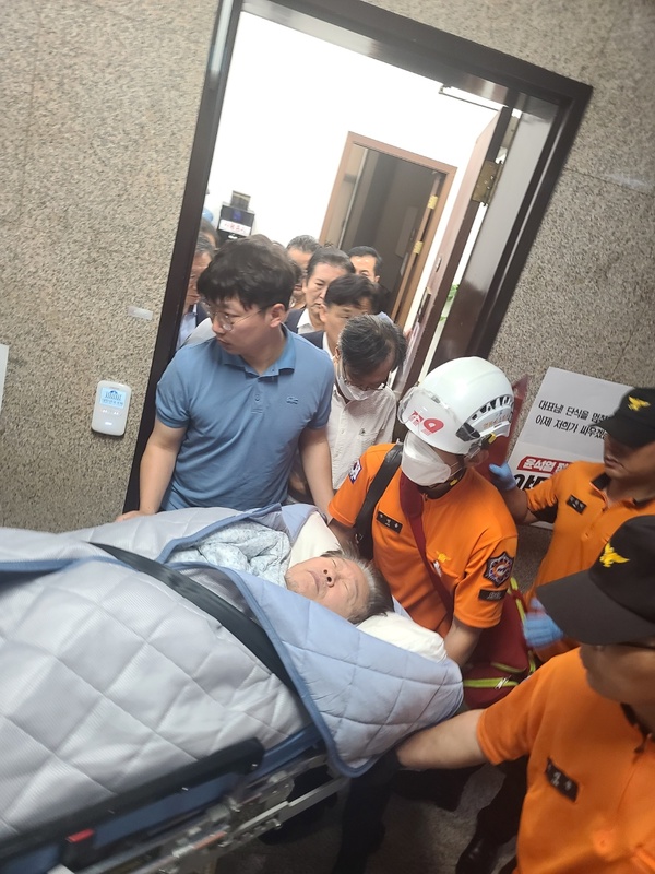 今 (18) 日，李在明因健康狀況惡化送往醫院接受治療。 圖 : 達志影像/NEWSCOM