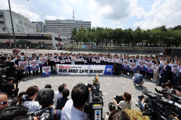 今 (18) 日，反對黨共同民主黨成員在首爾青瓦台前舉行集會，譴責政府。 圖 : 達志影像/NEWSCOM