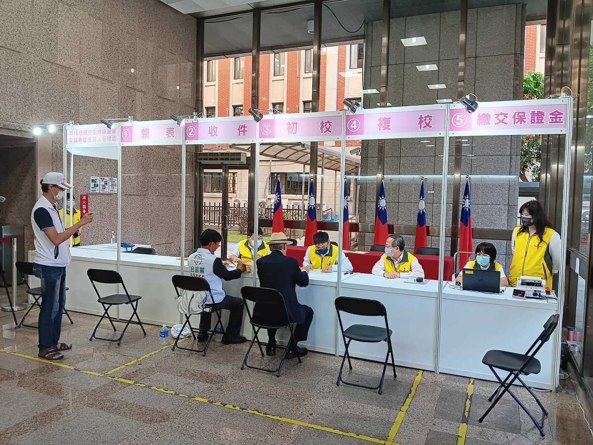 台澎黨主席鄭自才昨（17）日正式登記連署參選，副手為台澎黨法務長黃聖峰。 翻攝自邱錦宏臉書