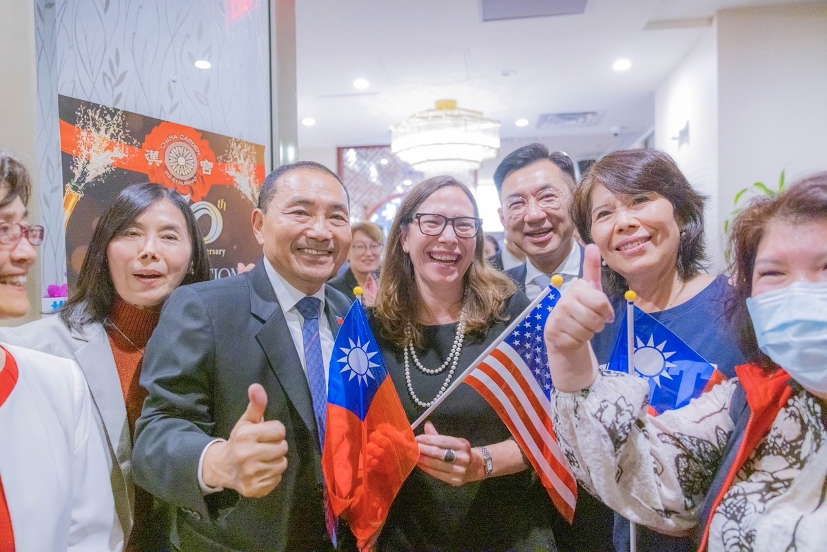 國民黨總統參選人侯友宜於美東時間17日抵達華府，出席大華府地區僑界晚宴，美國在台協會（AIT）主席羅森伯格（Laura Rosenberg）也現身僑宴。 圖：侯友宜辦公室提供