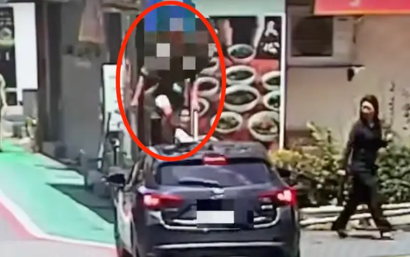 日前，台北市一名邱姓駕駛違規停在延吉街的人行步道上，何姓行人眼見人行道被占據，竟直接踩過對方轎車，導致前方擋風玻璃「直接碎裂」，邱男憤而打電話報警，何男事後向警方供稱，由於對方違停占據人行道，自己「無路可走」才會直接踩過車輛，雙方互告鬧上法院。 圖／翻攝記者爆料網