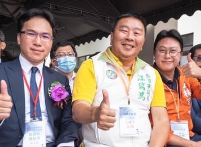 江瑞鴻(中)與林智鴻(左)。 圖：高雄市議會民進黨團提供