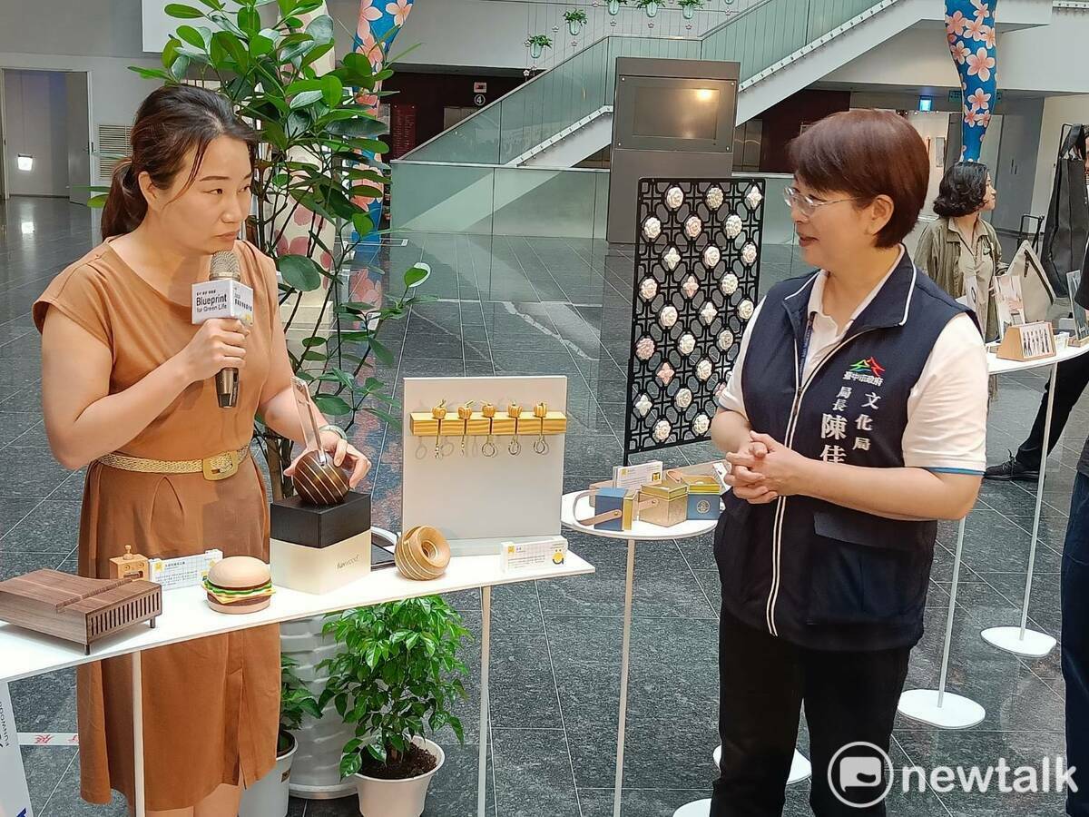 參展者向文化局長陳佳君說明創作理念。 唐復年/攝
