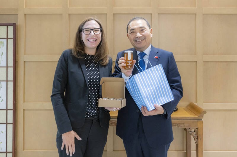 羅森柏格盡地主之誼，依猶太習俗送上蜂蜜及賓州蘋果果醬，侯友宜則回贈關公帽。 圖：侯友宜競選辦公室提供