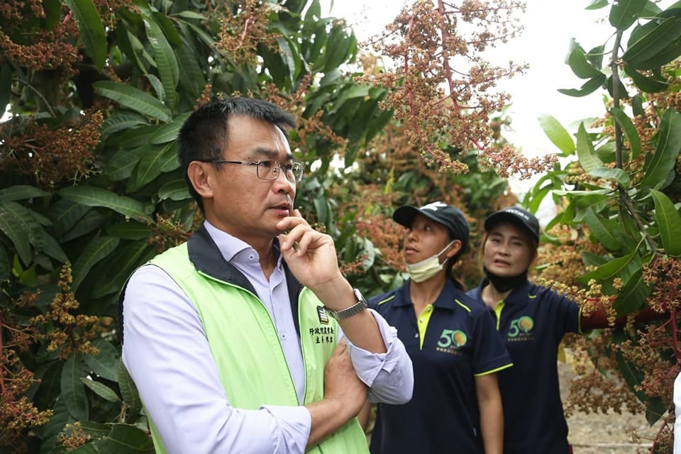 農業部長陳吉仲（前）自入閣以來，全力執行李登輝路線，為台灣農業尋找更好出路，阻擋中國對台灣的政治勒索，招致連續假訊息攻擊。 圖：翻攝自陳吉仲臉書