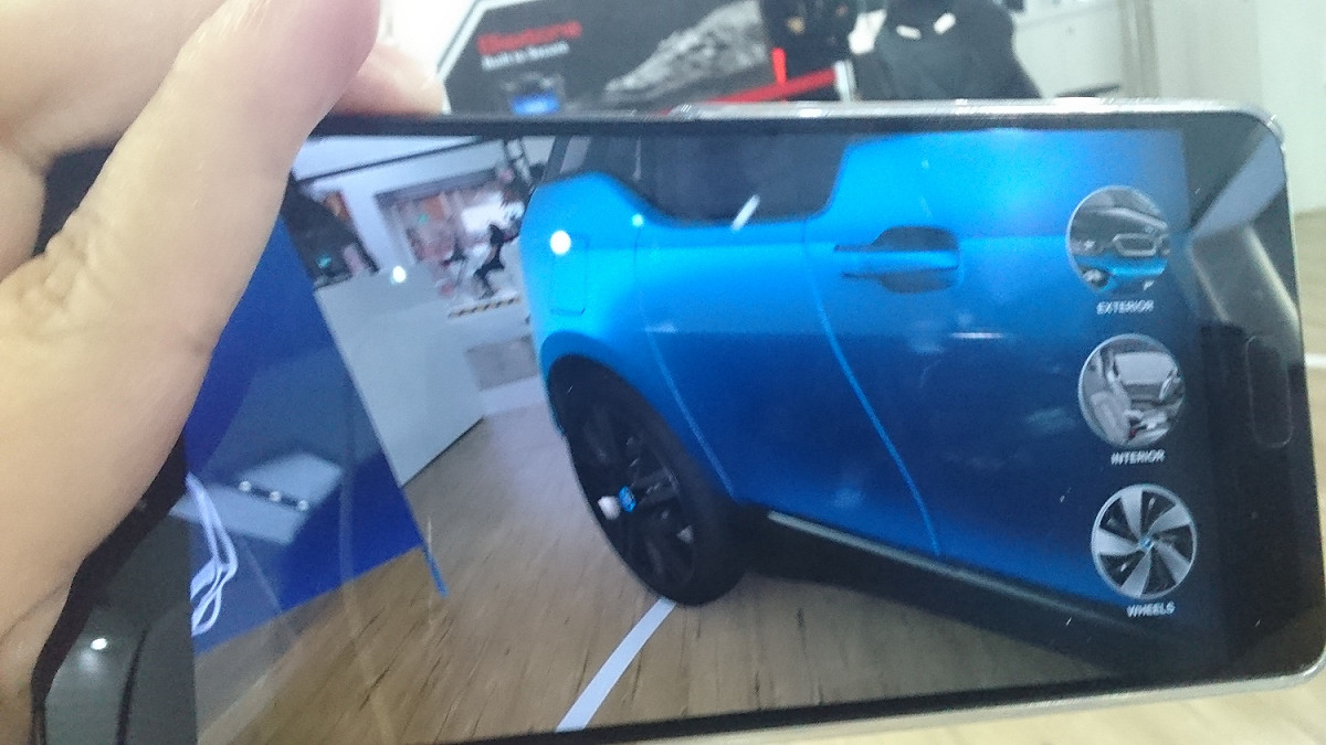 ZenFone VR能夠提供簡單的虛擬實境變化，前述仍是一般場景的畫面，輕輕一點便有了臺虛擬汽車。 圖：游家平／攝