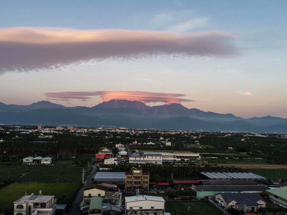 屏東縣長潘孟安在臉書貼出美麗天空的照片表示，「紅色的北大武山現身！」 圖：翻攝潘孟安臉書