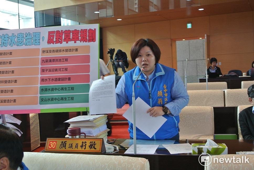 台中市議員顏莉敏在市議會替胞兄顏寬恒發聲，指責台中市政府刻意以連署書做不實指控。 圖：唐復年/攝