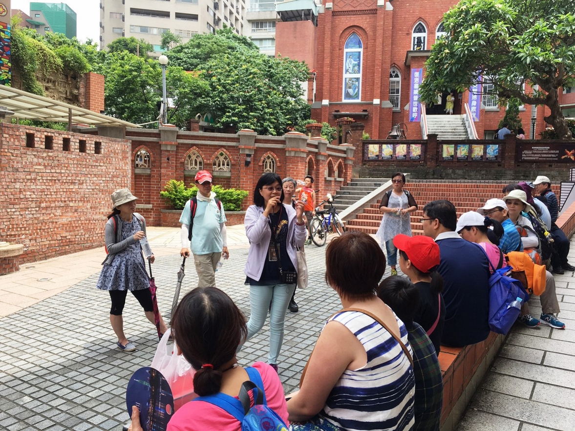 淡水古蹟博物館在馬偕日這天舉辦專屬限定的「馬偕愛淡水輕旅行」免費導覽活動，帶領民眾探尋馬偕博士的足跡 圖：淡水古蹟博物館提供