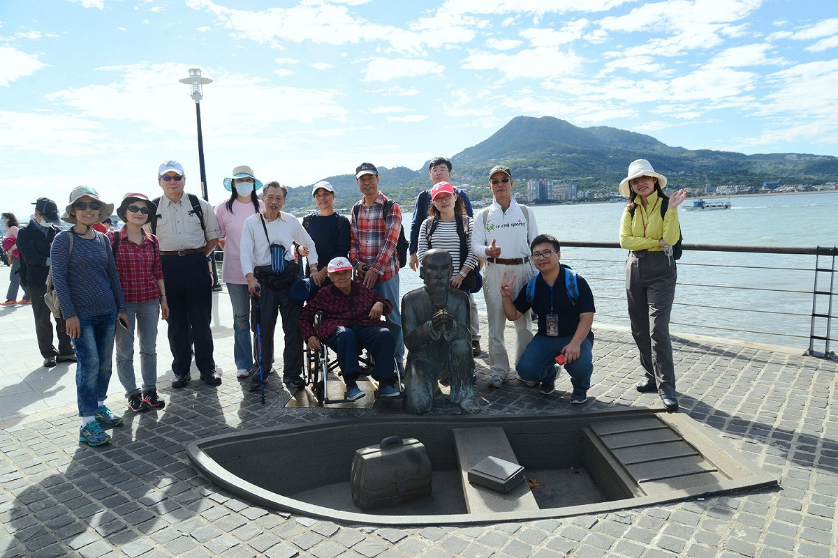 「馬偕愛淡水輕旅行」免費導覽活動，從淡水海關碼頭集合。圖中為馬偕的雕像 圖：淡水古蹟博物館提供