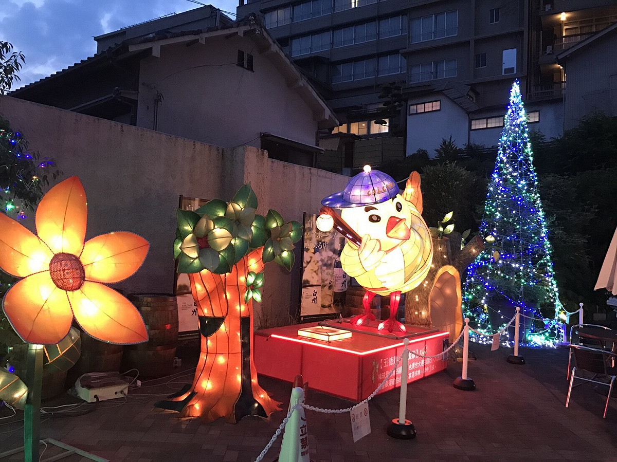 六塊雞在庭園中揮棒 圖：台北市政府觀光傳播局提供