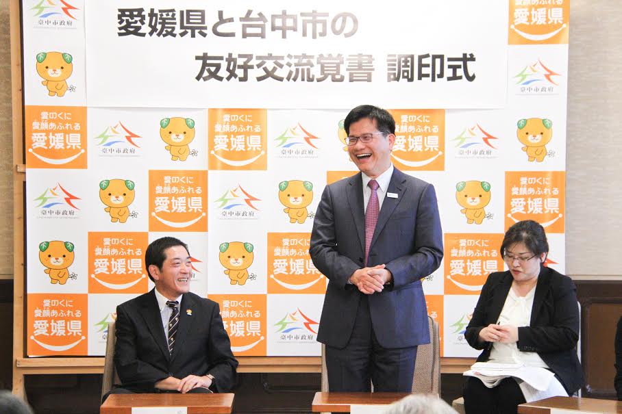 台中市長林佳龍（中）訪問日本愛媛縣，與知事中村時廣（左）相見歡。 圖：台中市政府提供