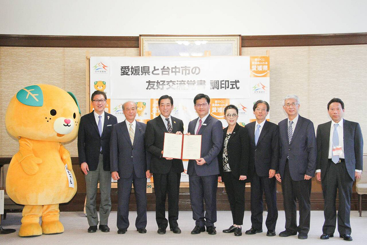 台中市長林佳龍（左四）與日本愛媛縣知事中村時廣（左三）簽署「友好交流備忘錄」，希望加強兩地交流。 圖：台中市政府提供