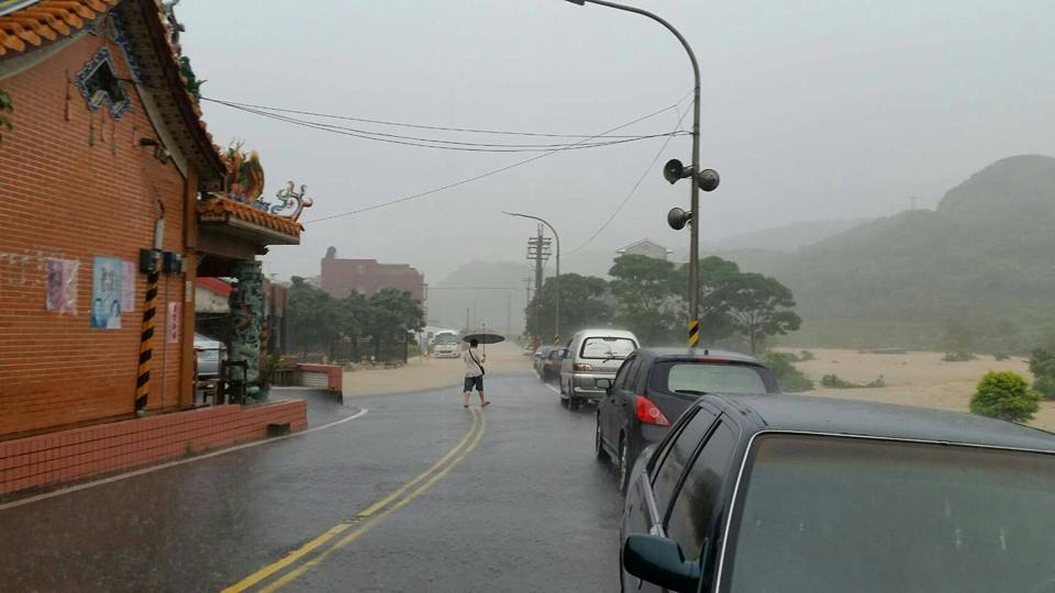 暴雨襲台，新北市淡金公路三芝石門段淹水。 圖：擷取自新北市議員蔡葉偉Facebook