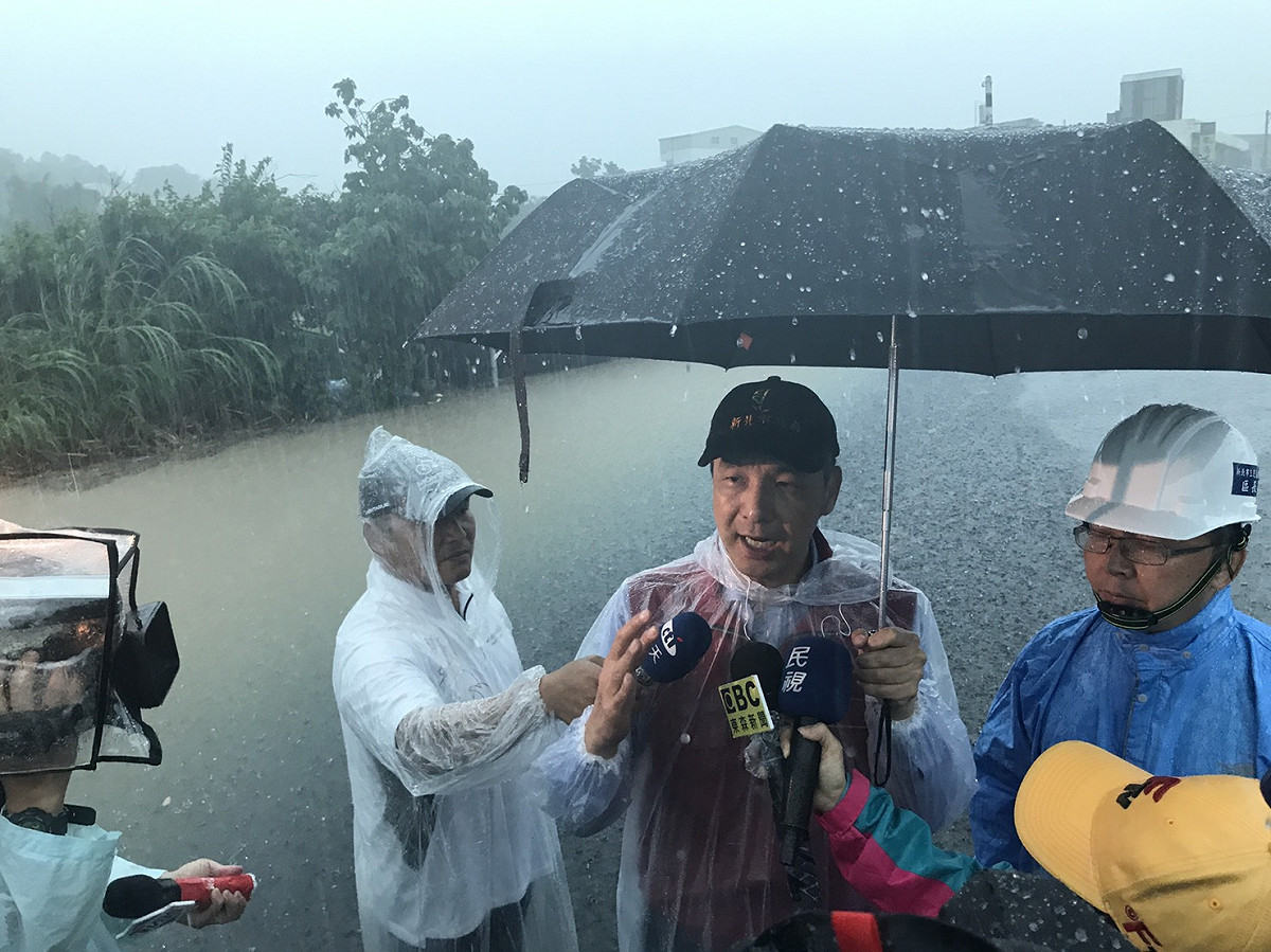 新北市長朱立倫（右二）取消原定行程，前往北海岸勘災。 圖：新北市政府提供