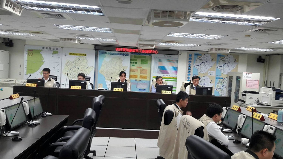 台南市長賴清德（坐者中）2日上午8時在災害應變中心召開水情及防汛整備會議，加強各區防災準備。 圖：台南市政府提供