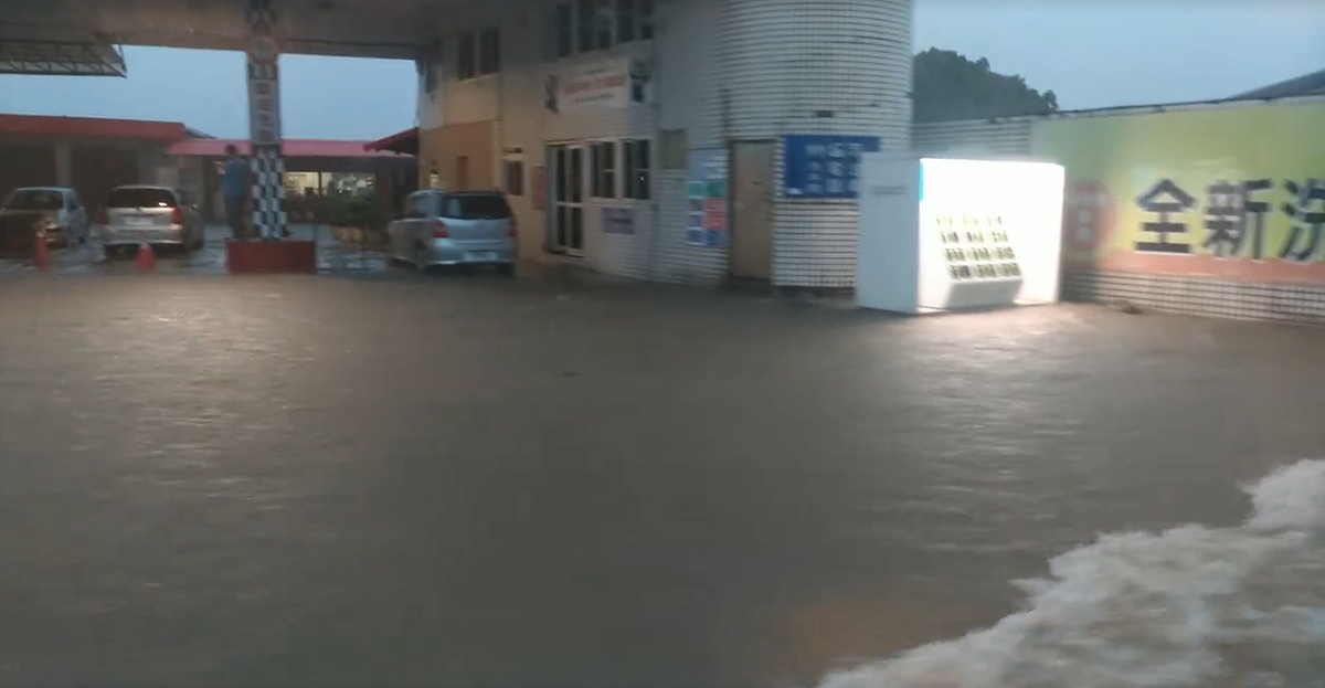 三芝區淹水狀況。 圖：擷取自阮厝住三芝 Facebook 粉絲專頁
