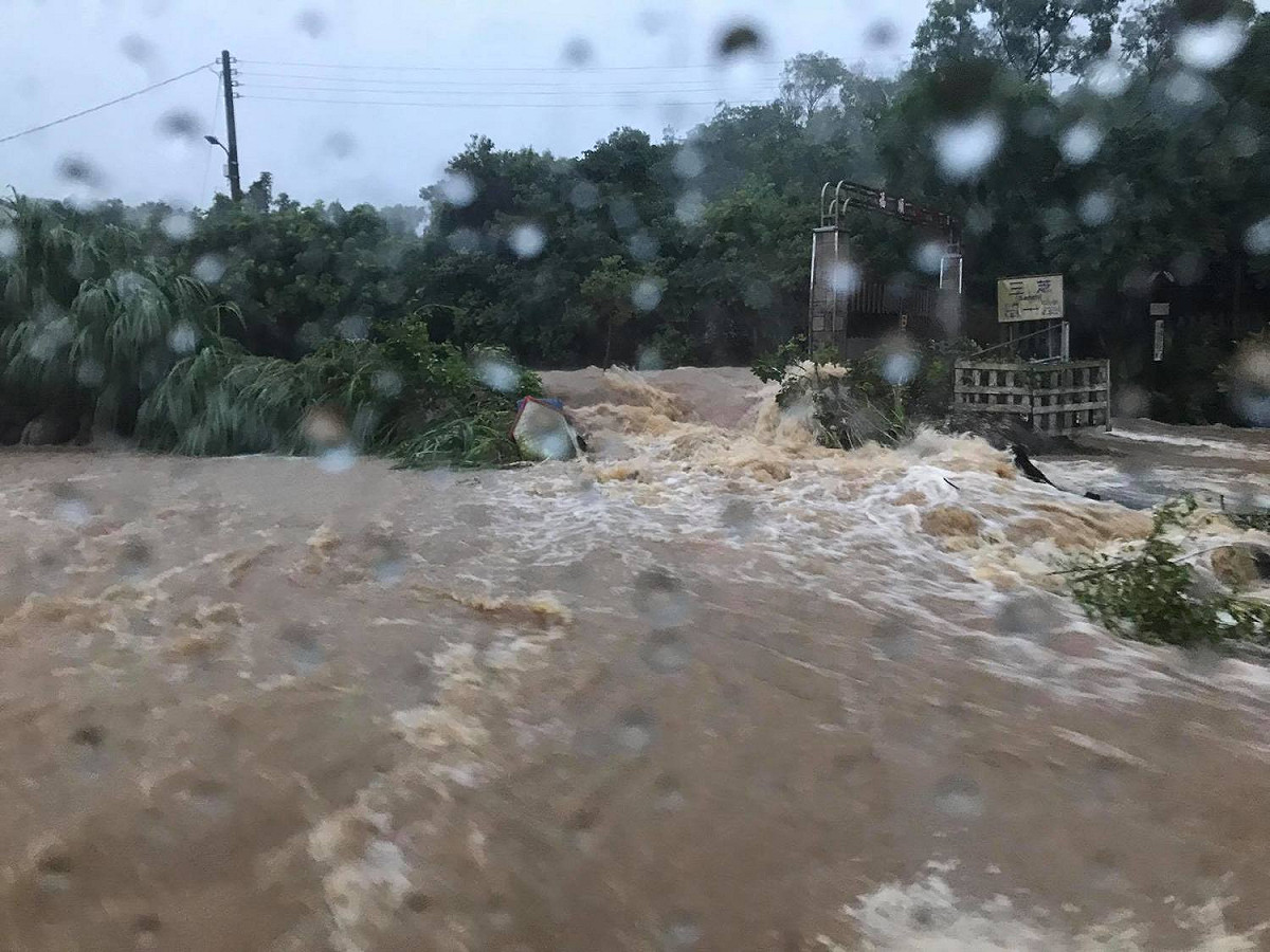 今日（2）早上中央氣象局發布豪雨特報，北海岸地區豪大雨仍在持續中，石門、金山、三芝、萬里、淡水地區停止上班上課。 圖：翻攝自 朱立倫 臉書專頁