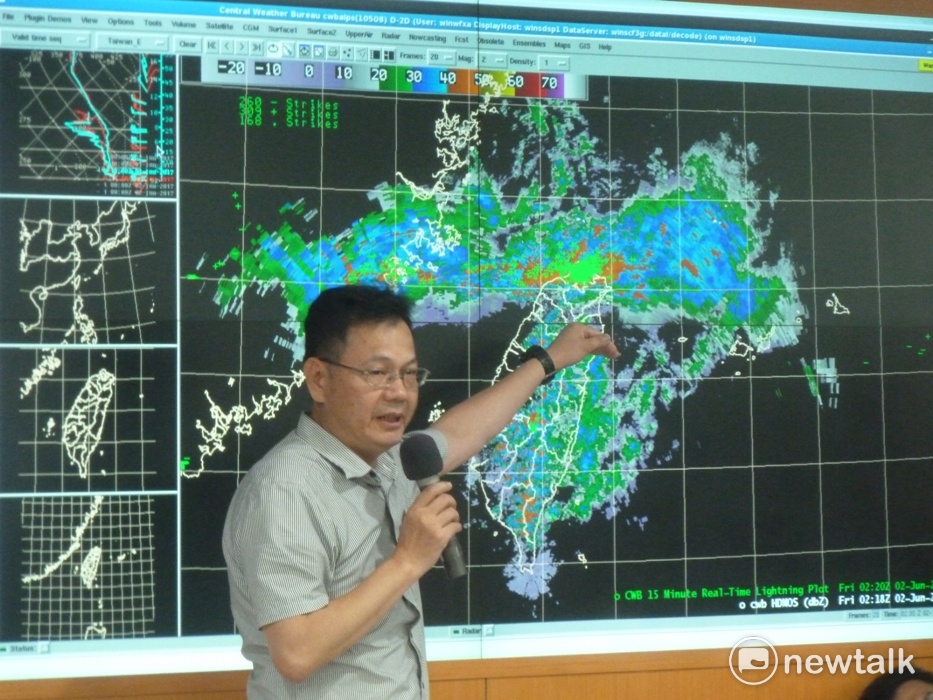 氣象局向閣揆林全報告全台豪大雨狀況。 圖：謝莉慧/攝