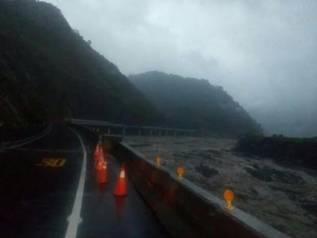 高雄市桃源區累積雨量已逼近200公釐，災情一觸即發，高雄市政府己進行撤離。 圖:翻攝畫面
