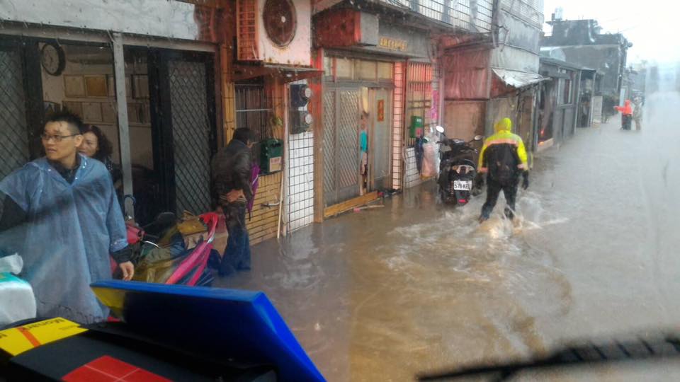 今日（2）北部地區遭梅雨鋒面肆虐。 圖：翻攝自 新北消防發爾麵 粉絲專頁