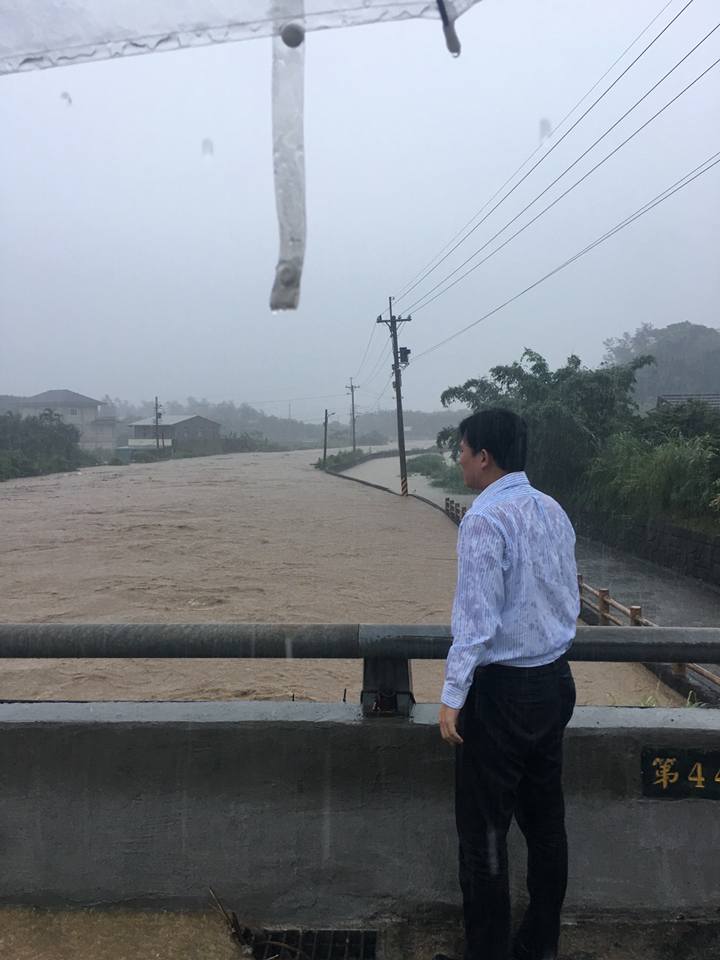 時代力量立委黃國昌前往萬里區勘災，萬里員潭溪水位暴漲，養工處將暫時封鎖44號橋。 圖：擷取自立法委員黃國昌Facebook