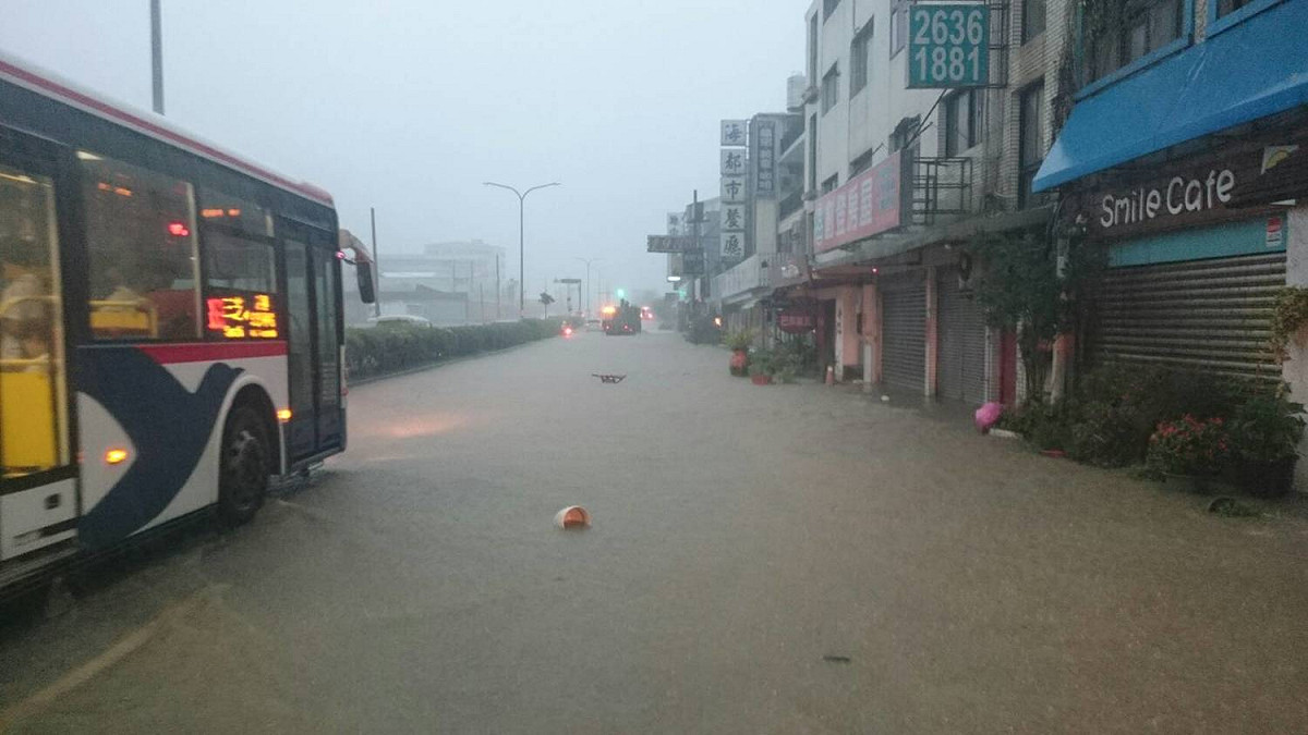 2017.06.02今年最大鋒面雷雨襲新北市三芝淺水灣道路嚴重積水。 圖:新北市消防局提供