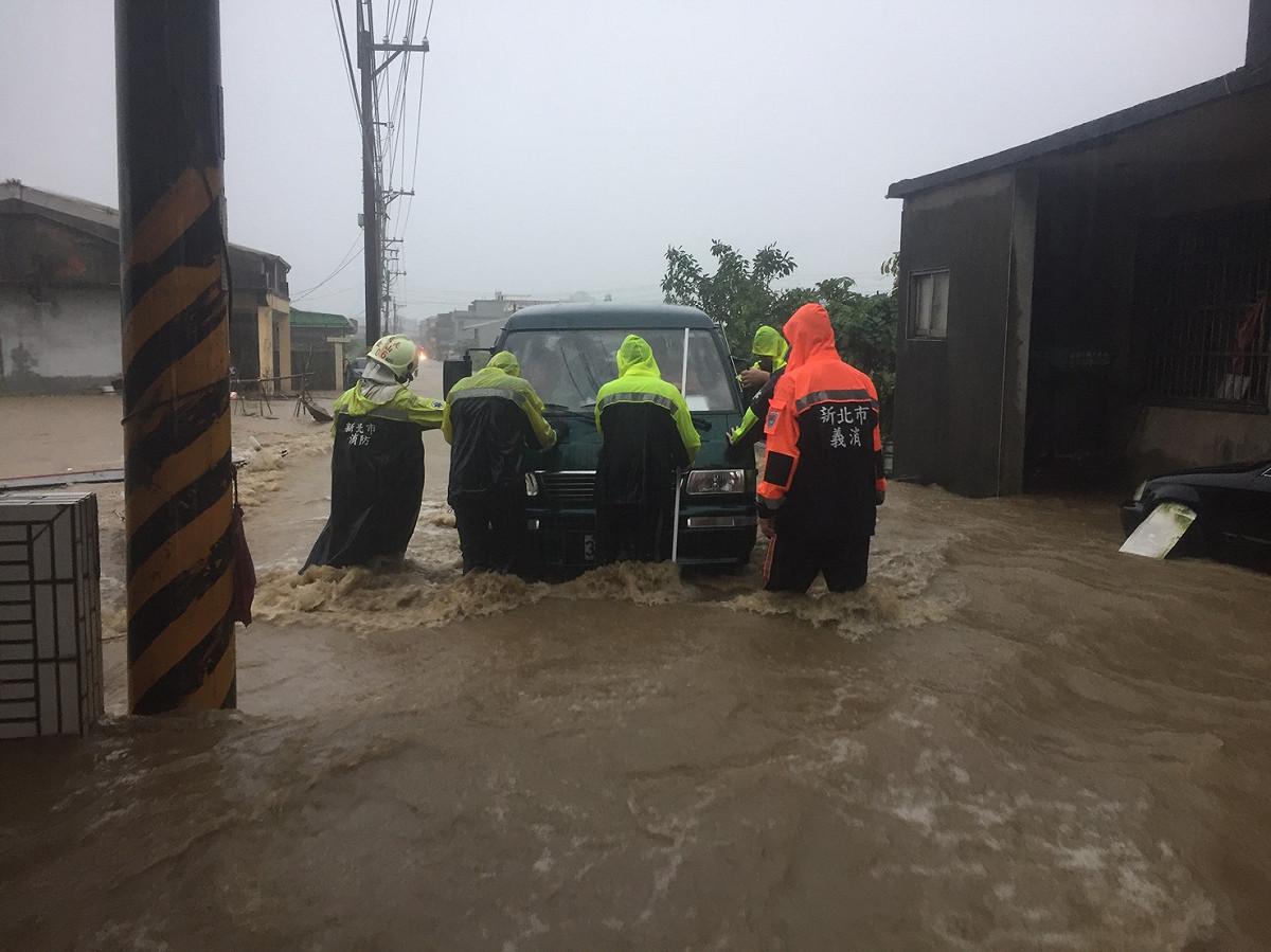 新北市金山區三界壇一帶，道路積水成河。 圖:新北市消防局提供