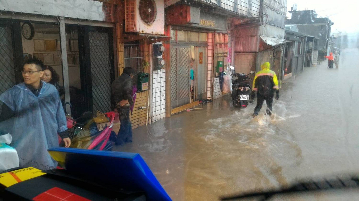 2017.06.02今年最大鋒面雷雨襲新北市金山區三界壇一帶，道路積水成河。 圖:新北市消防局提供