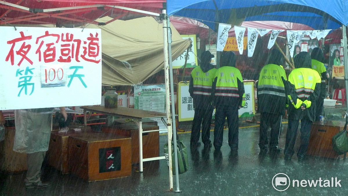 2日是原住民為抗議傳統領域排除私有地駐紮凱道的第100天，遭警方強制排除。 圖：汪少凡／攝