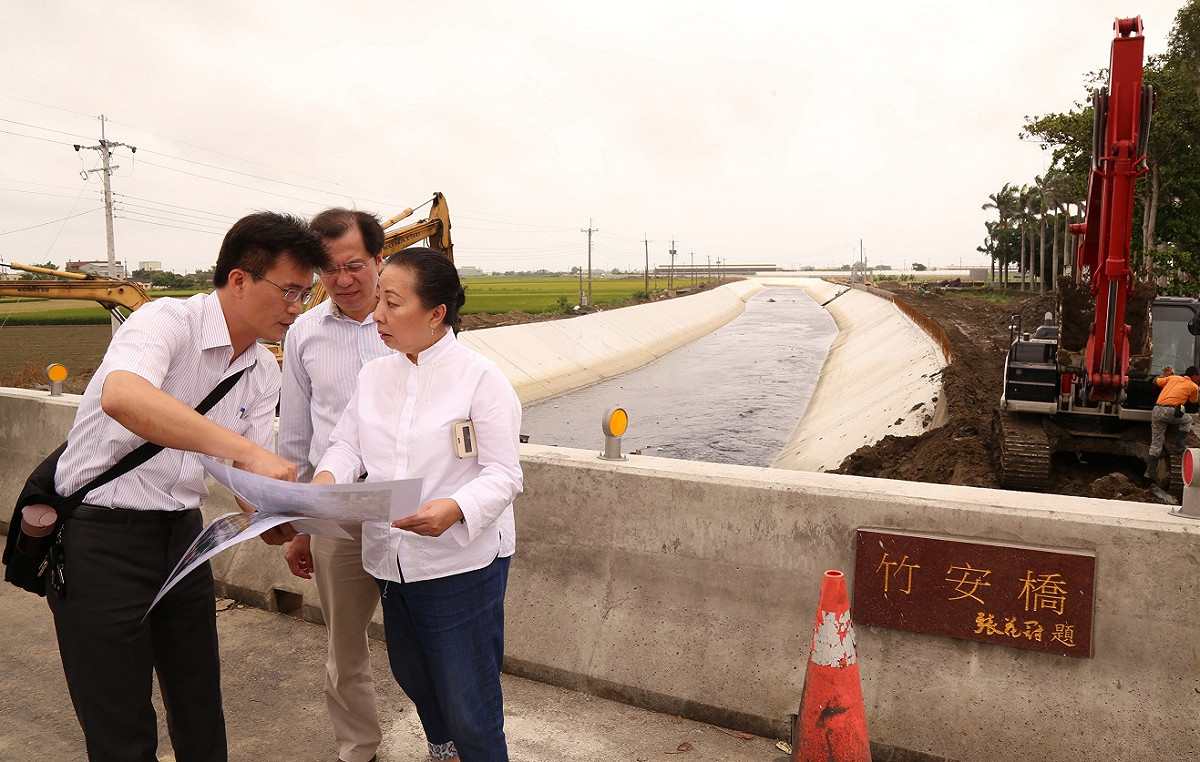 為了防範豪雨造成溪水暴漲，嘉義縣長張花冠今 (2) 日特別巡視轄區內的排水工程，要求排洪順暢，不要造成淹水災情。 圖 : 嘉義縣政府/提供