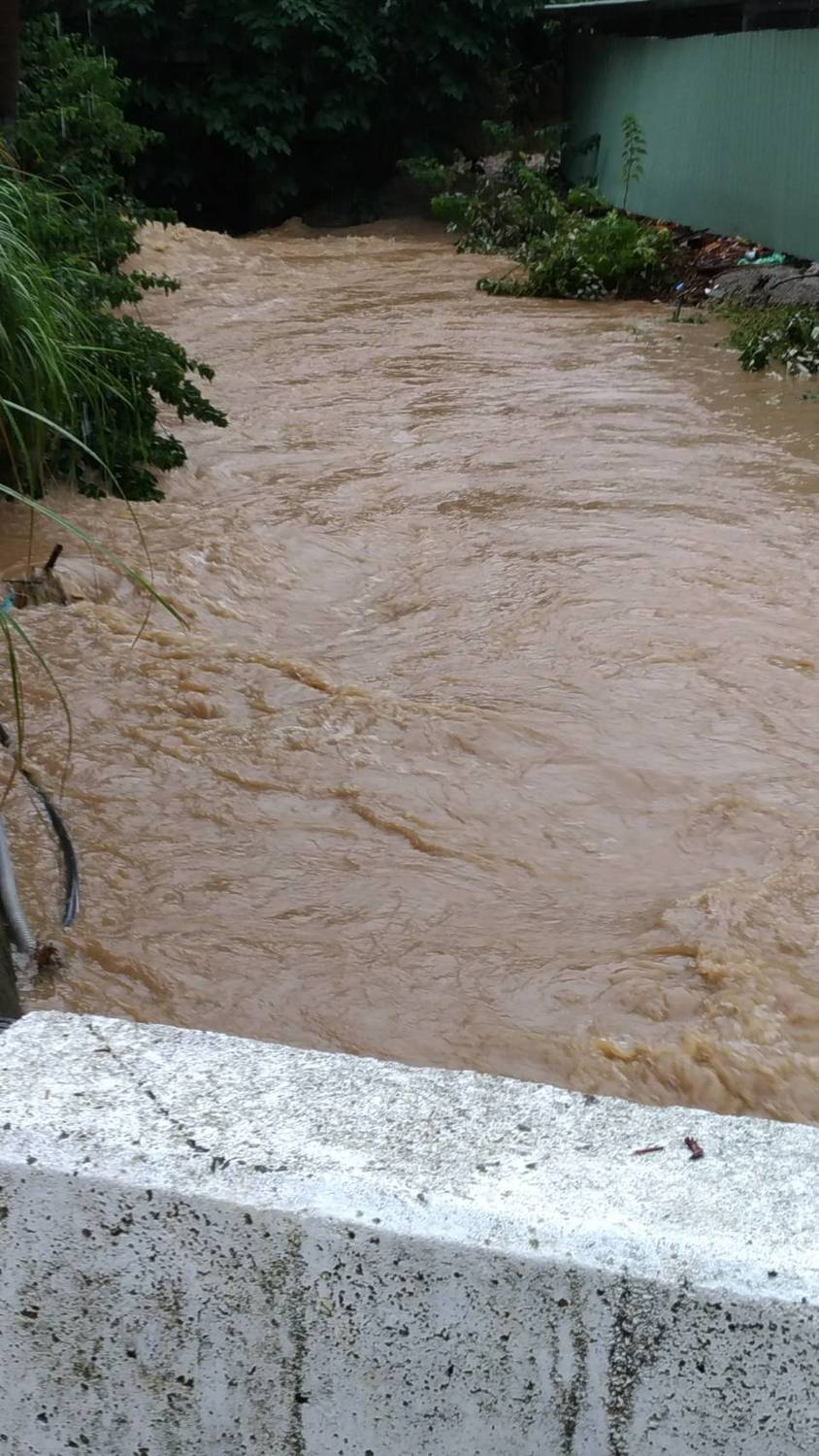 雷雨襲新北市八里中華路2段現場淹水處處 圖:新北市消防局提供