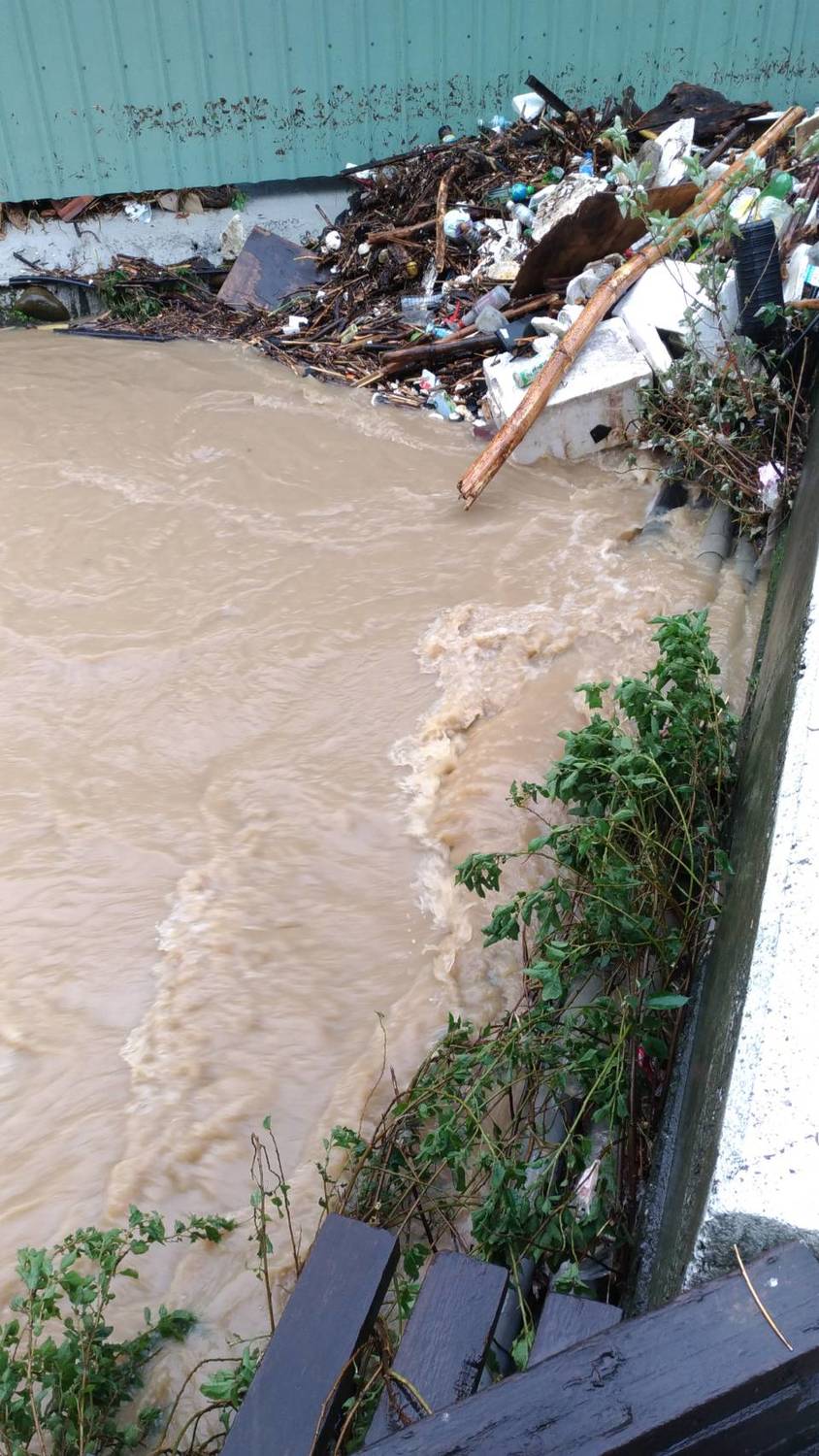 雷雨襲新北市八里中華路2段現場淹水處處 圖：新北市消防局提供