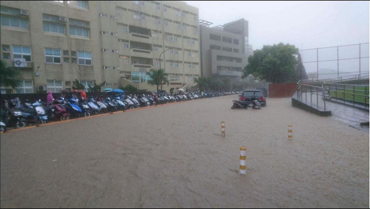 暴力襲台造成全台多處大淹水，基隆海洋大學也因豪大雨而受災，綠委蔡適應呼籲基隆市民出門多注意自身安全。 圖：蔡適應辦公室提供