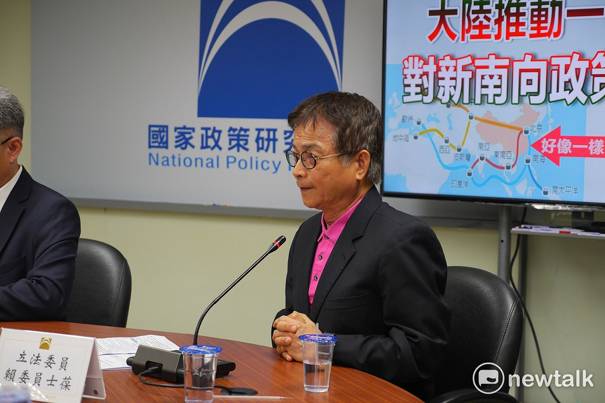 賴士葆呼籲政府要有更高的智慧來處理兩岸關係，否定九二共識之後，要提出具體的說法，否則政治因素必影響經濟，台灣現今態勢已經逐漸被邊緣化。 圖：趙婉淳/攝