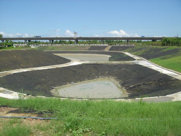 近10年市府設置14座滯洪池、增加300萬噸滯洪量，此次可望發揮防洪功效。因應這波暴雨季，高雄14座滯洪池排空，同時預佈90台移動式抽水機，協調美濃湖調降水位。圖為獅龍溪滯洪池 圖:翻攝自高雄市水利局